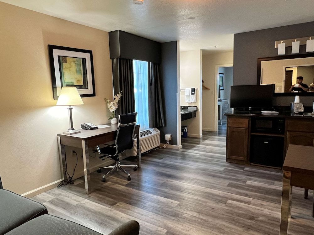 Best Western Americana Suite, 1 King Bed, Non Smoking, Refrigerator & Microwave (with Single Sofabed) 4