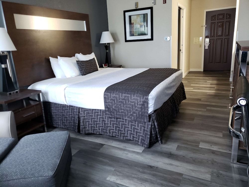 Best Western Americana Standard Room, 1 King Bed, Accessible, Non Smoking (Walk-in Shower) 2