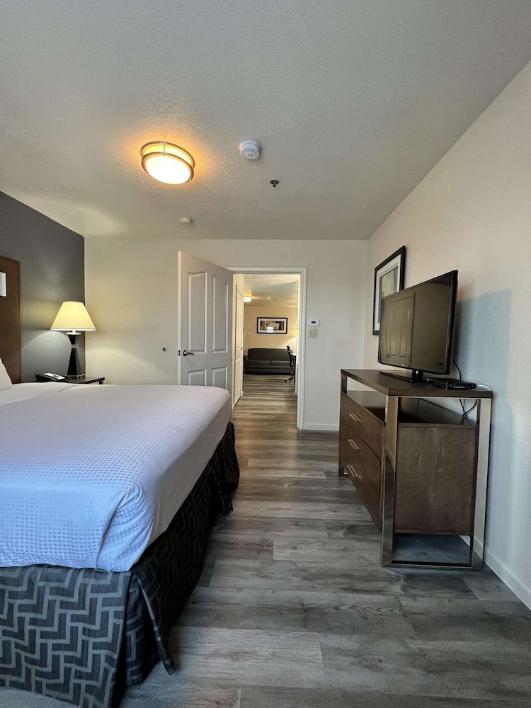 Best Western Americana Suite, 1 King Bed, Non Smoking, Refrigerator & Microwave (with Single Sofabed) 2