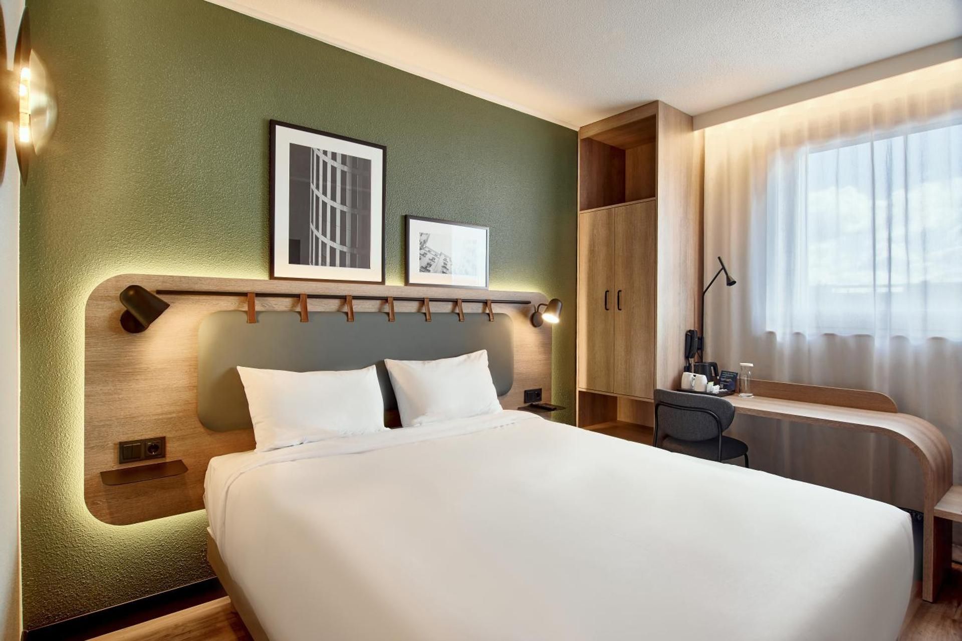 Standard Room - 1 Queen Bed
