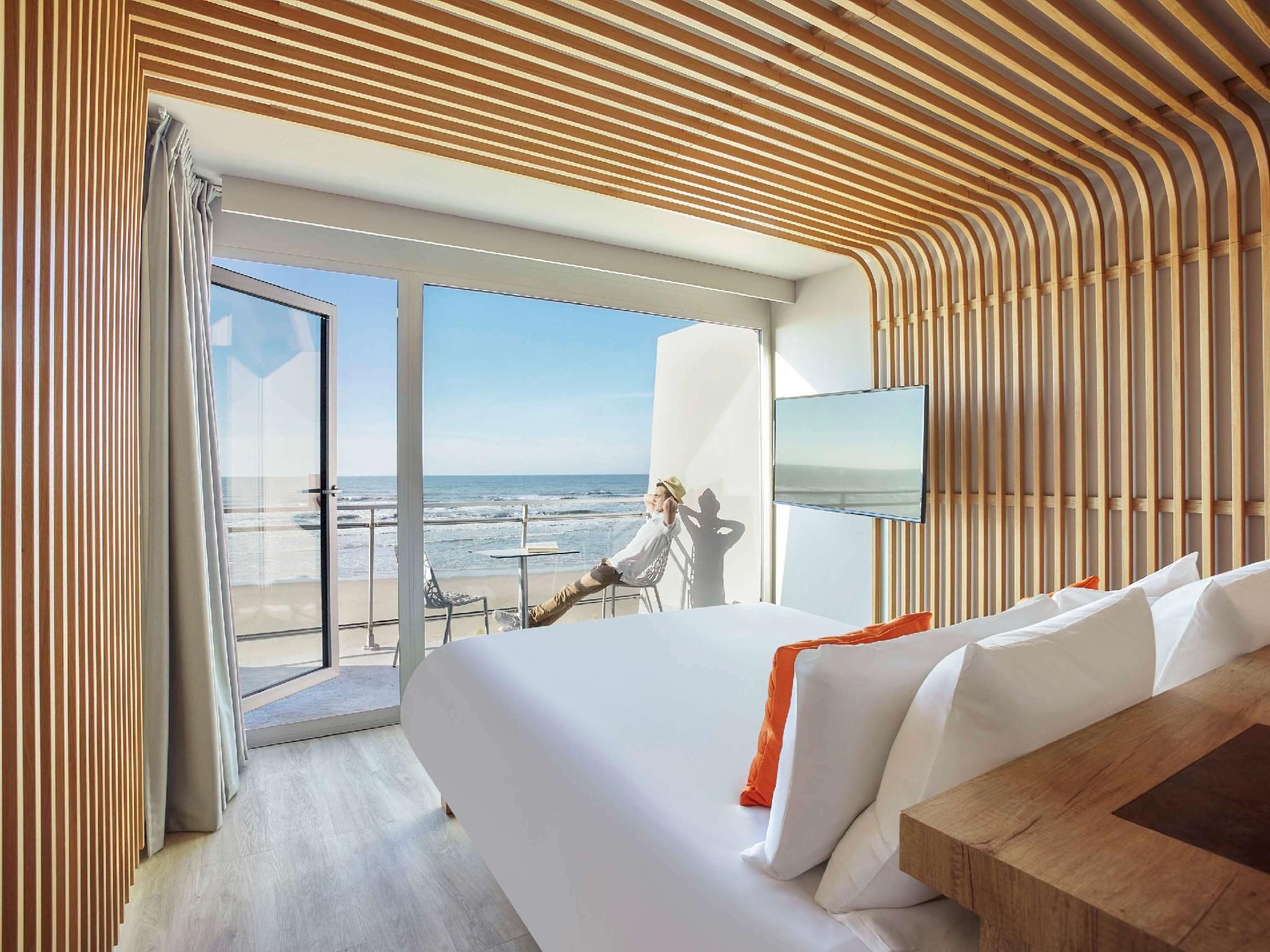 Executive Room with sea view, balcony, 1 double feature bed and 1 single sofa bed