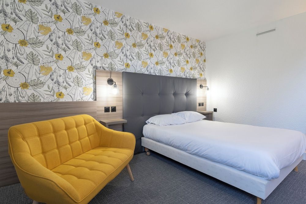 Hôtel AKENA POITIERS NORD FUTUROSCOPE Premium Double Room, Refrigerator, Pool View 2