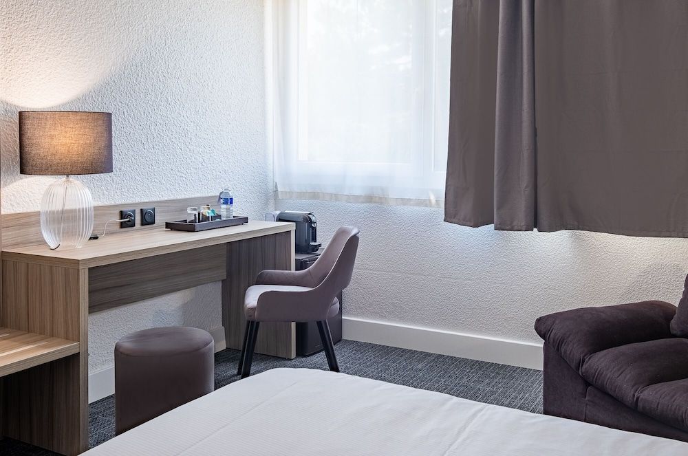 Hôtel AKENA POITIERS NORD FUTUROSCOPE Premium Double Room, Refrigerator, Pool View 4