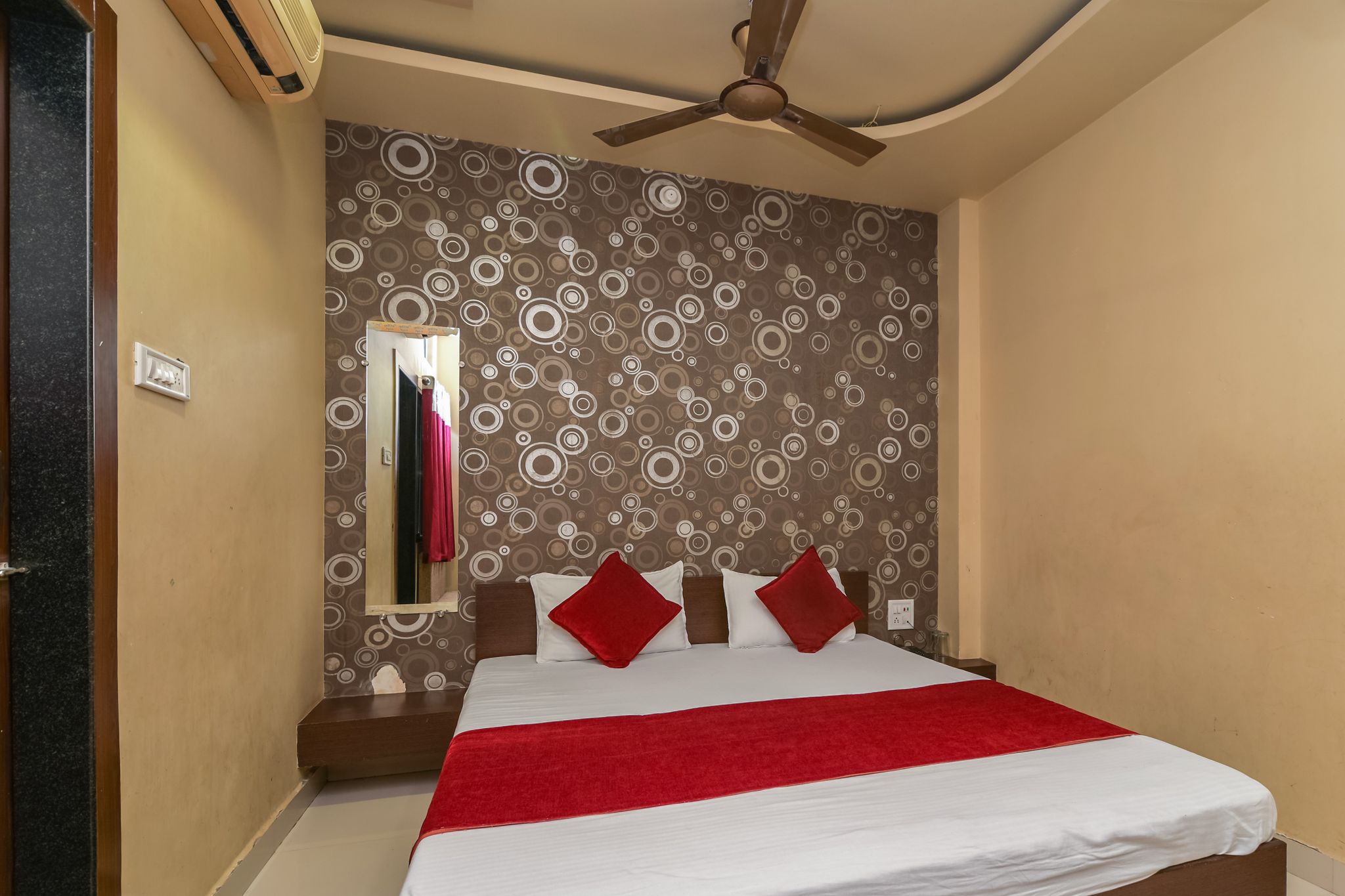 Hotel Royal Palace Deluxe AC 3