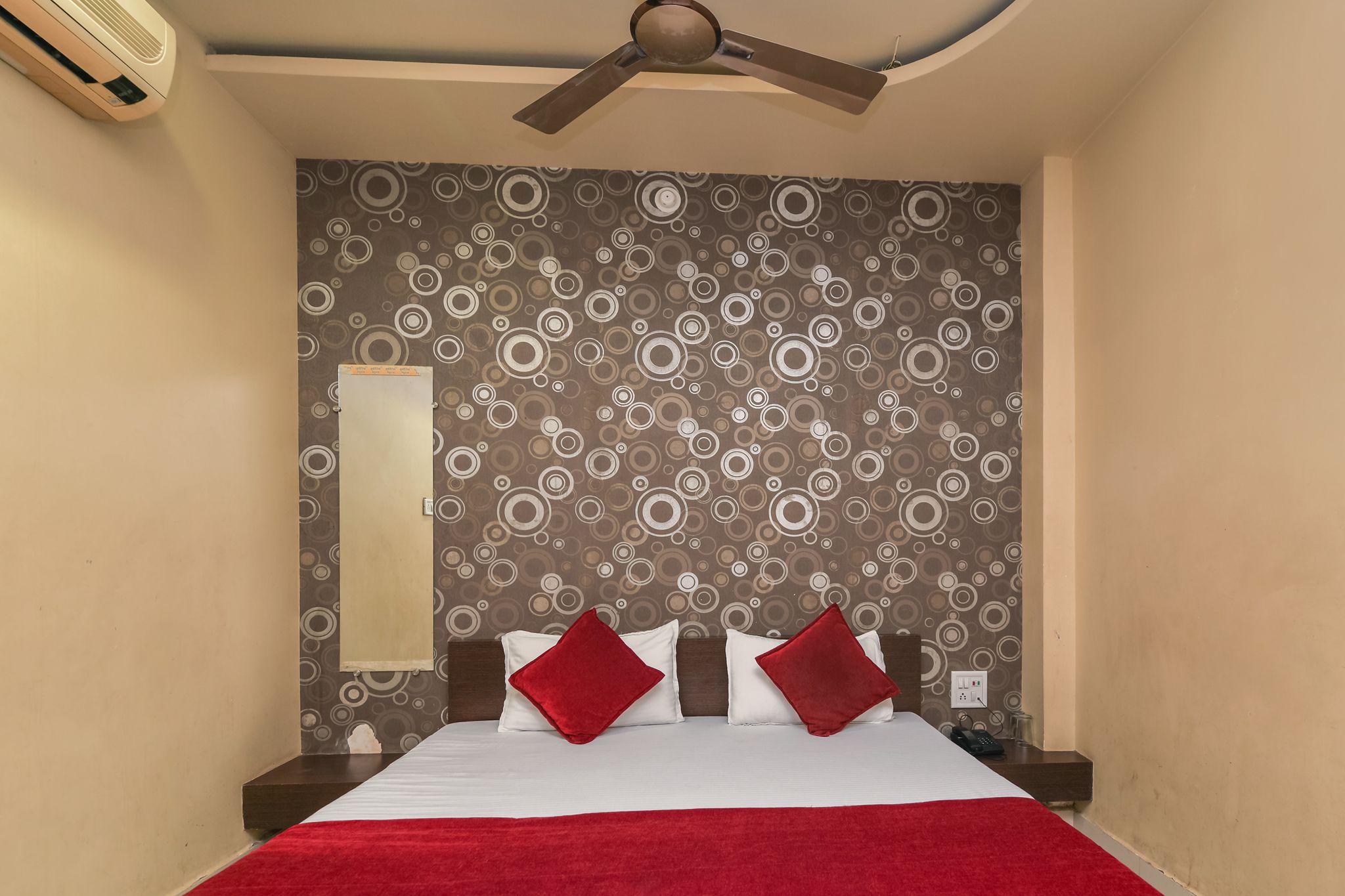 Hotel Royal Palace Deluxe AC 4