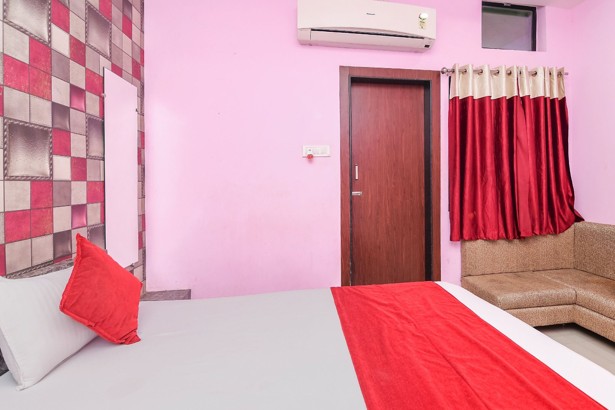 Hotel Royal Palace Deluxe AC 9