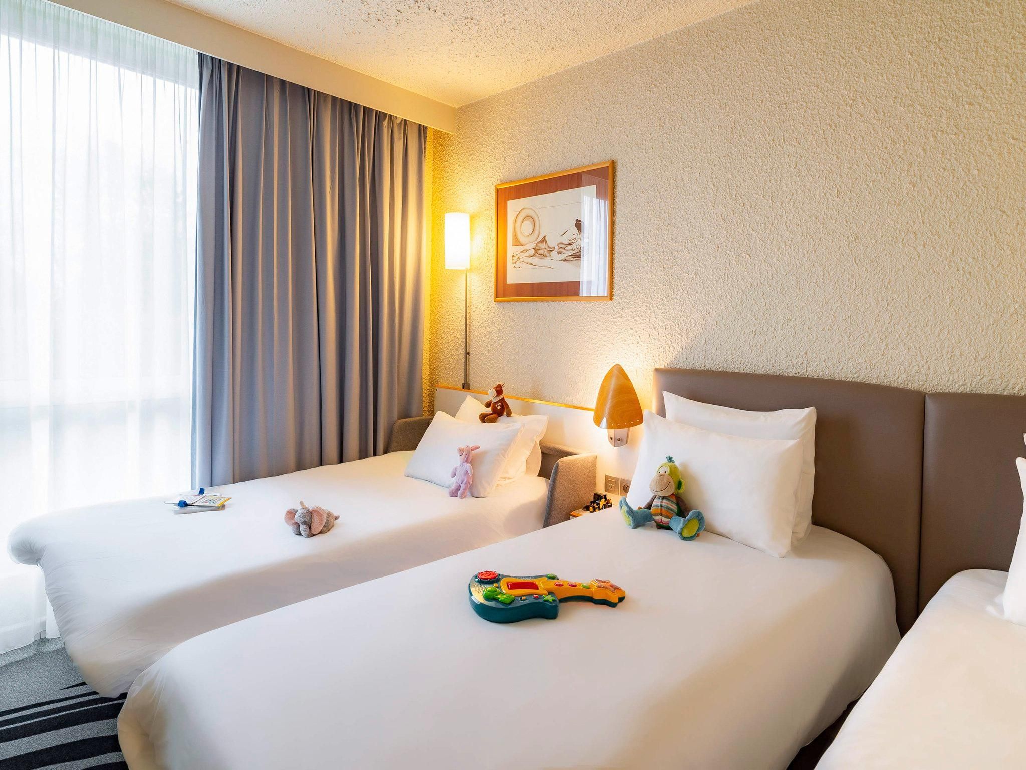 Classic Room with twin beds and 1 single sofa b ed
