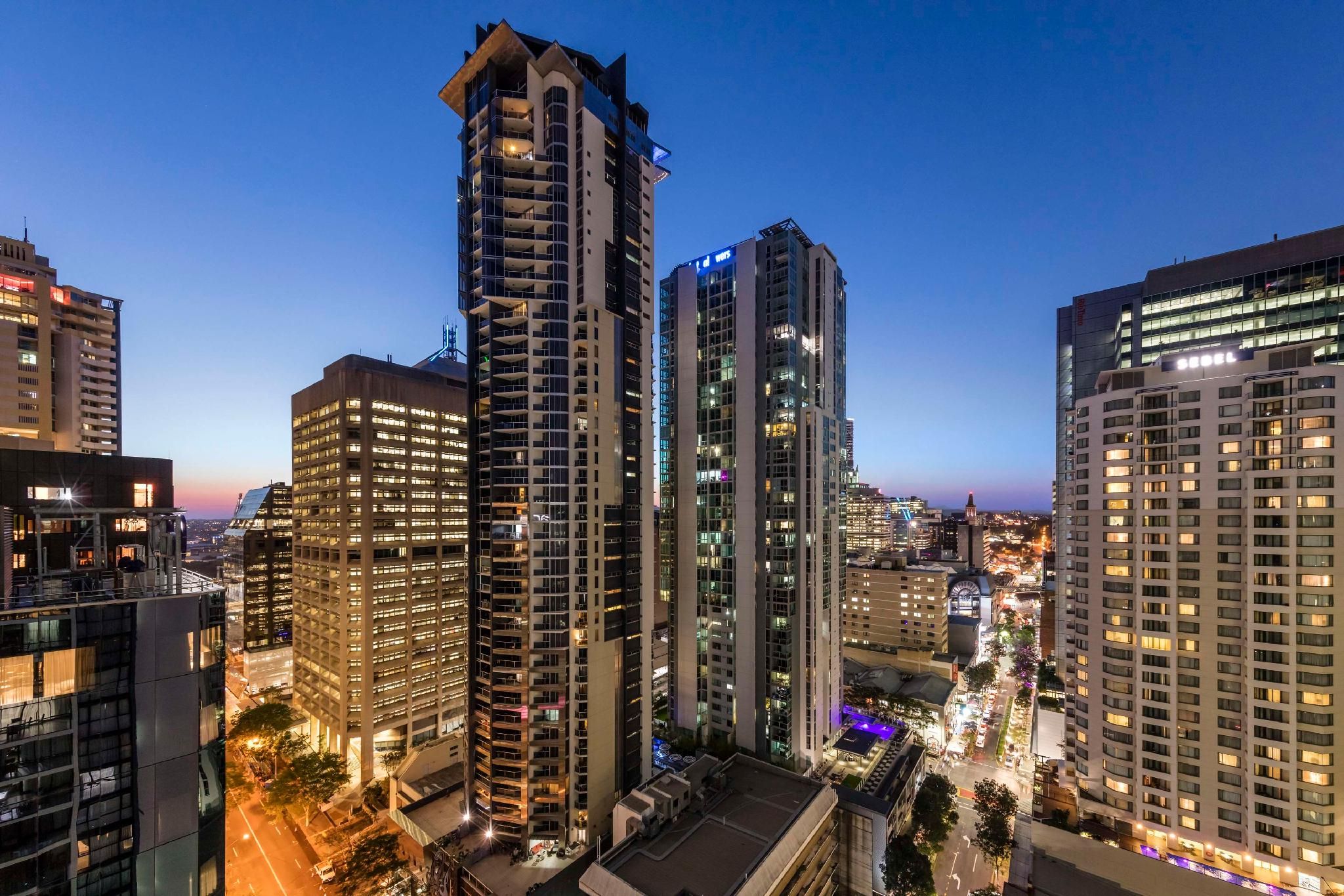 Oaks Brisbane River City Suites