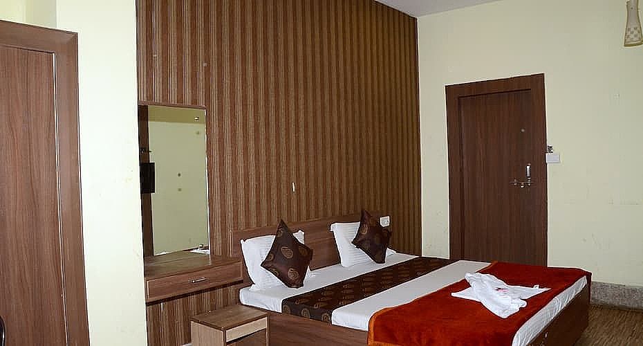 Deluxe_Ac_Room_(14)_Owptrn_proc