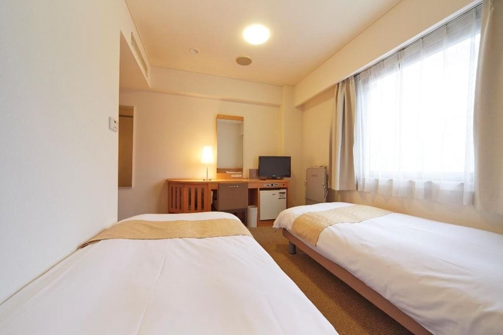 Twin Room, Smoking