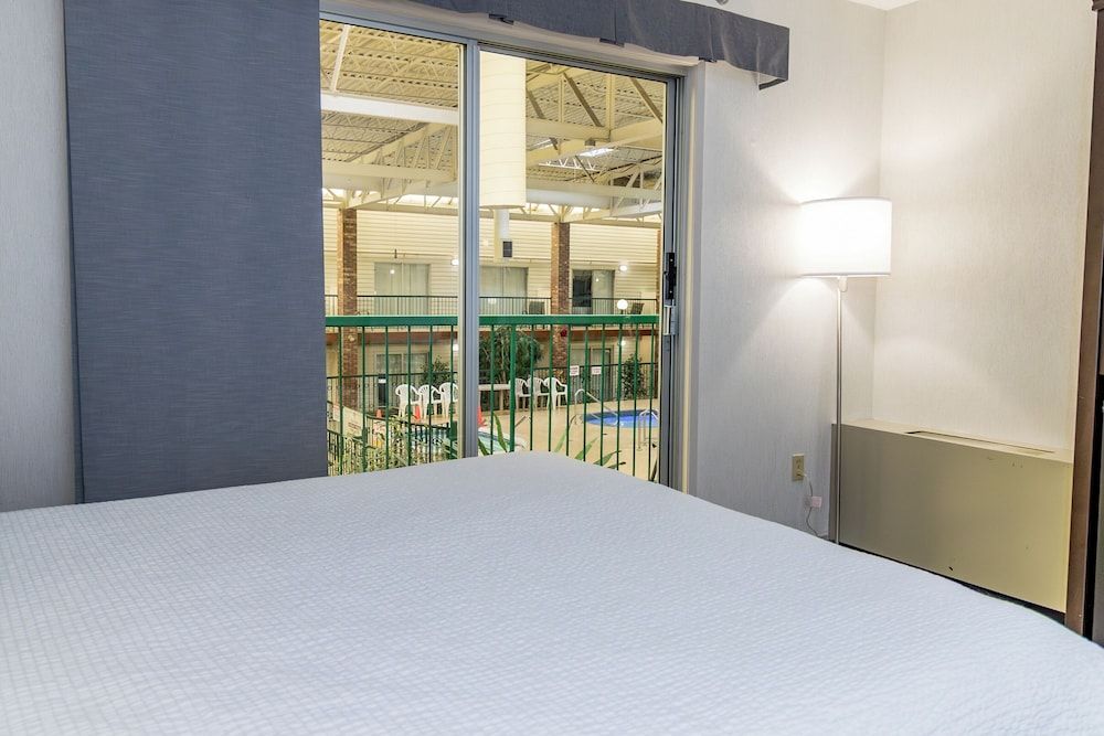 Victoria Inn Hotel & Convention Centre Brandon Premier Room, 2 Queen Beds, Balcony 3