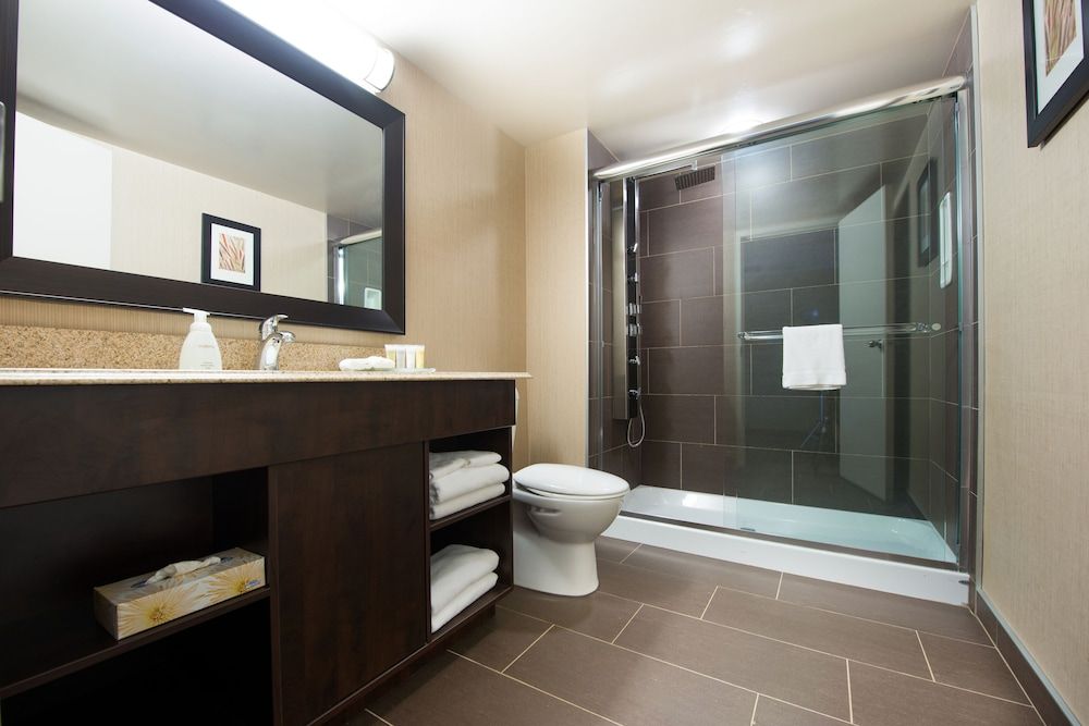 Victoria Inn Hotel & Convention Centre Brandon Premier Room, 2 Queen Beds, Balcony 5