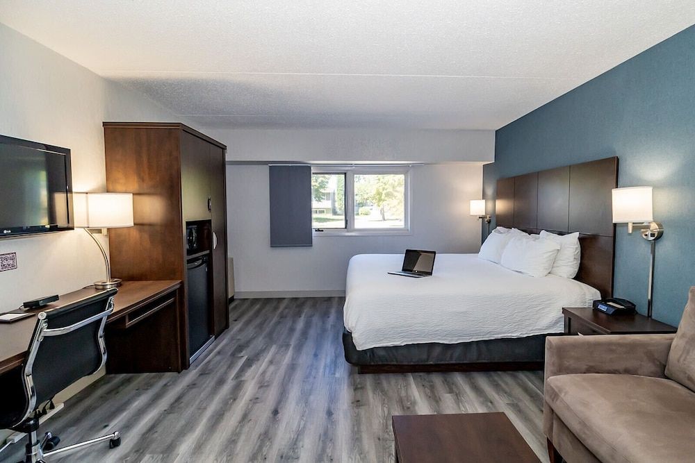 Victoria Inn Hotel & Convention Centre Brandon Deluxe Room (One king bed) 2