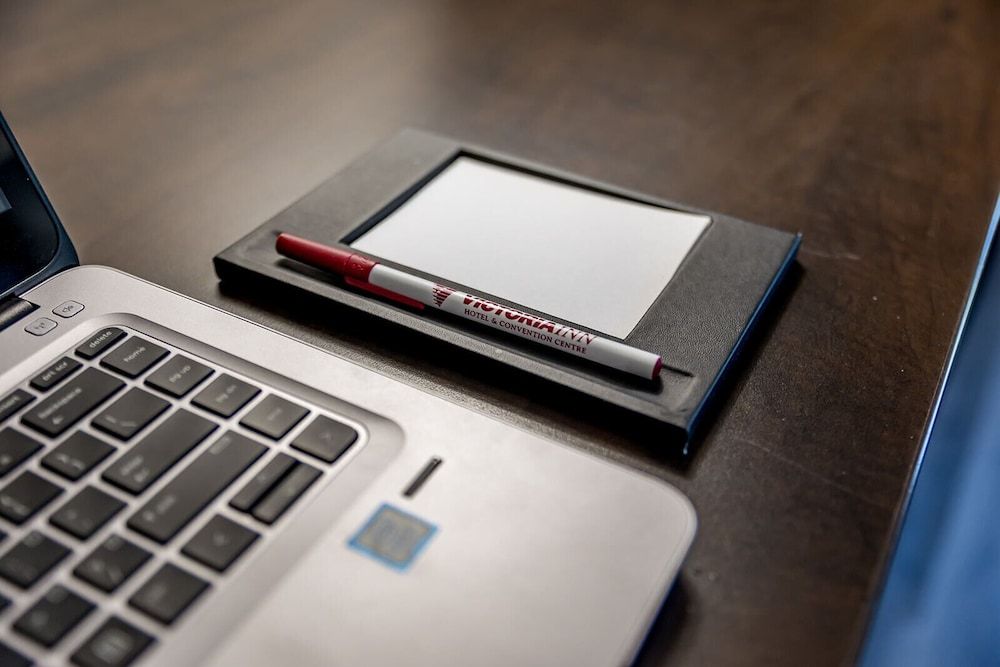 Victoria Inn Hotel & Convention Centre Brandon Deluxe Room (One king bed) 4