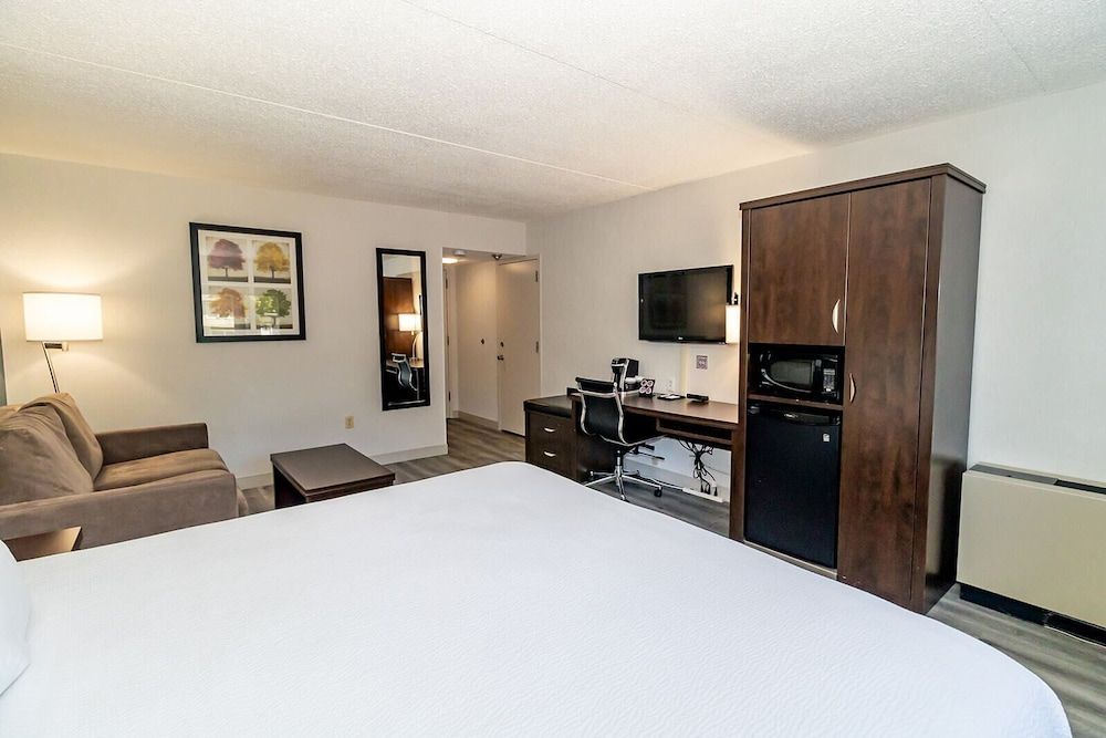 Victoria Inn Hotel & Convention Centre Brandon Deluxe Room (One king bed) 3