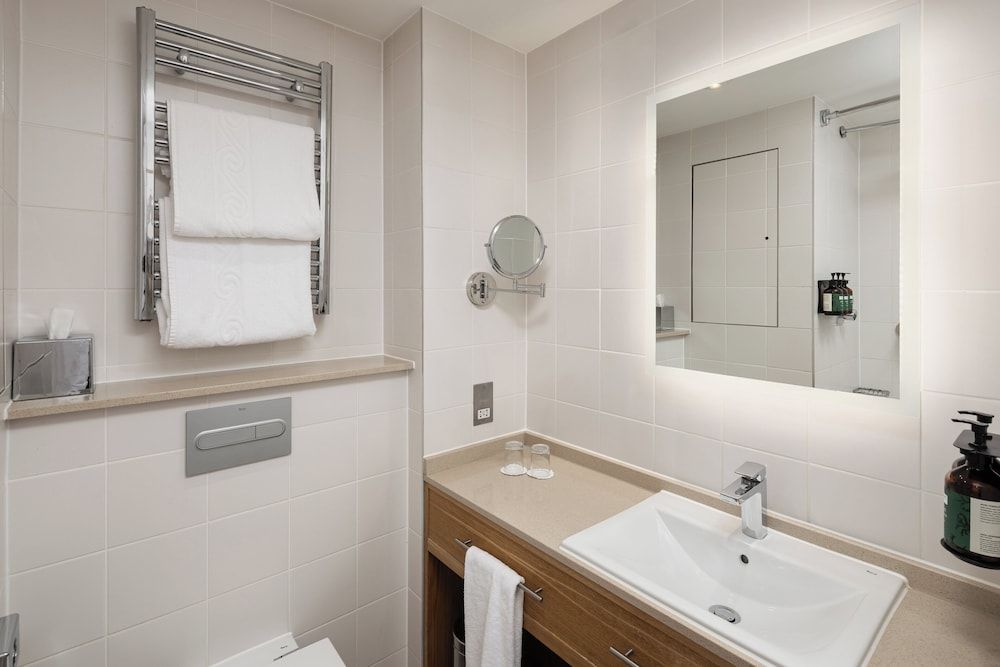 Crowne Plaza London Ealing by IHG Standard Room, 1 Queen Bed, Bathtub (Bathtub) 4