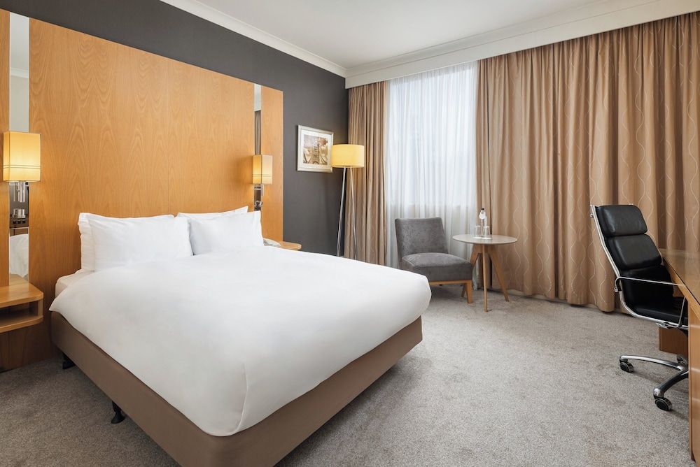 Crowne Plaza London Ealing by IHG Standard Room, 1 Queen Bed, Bathtub (Bathtub) 2