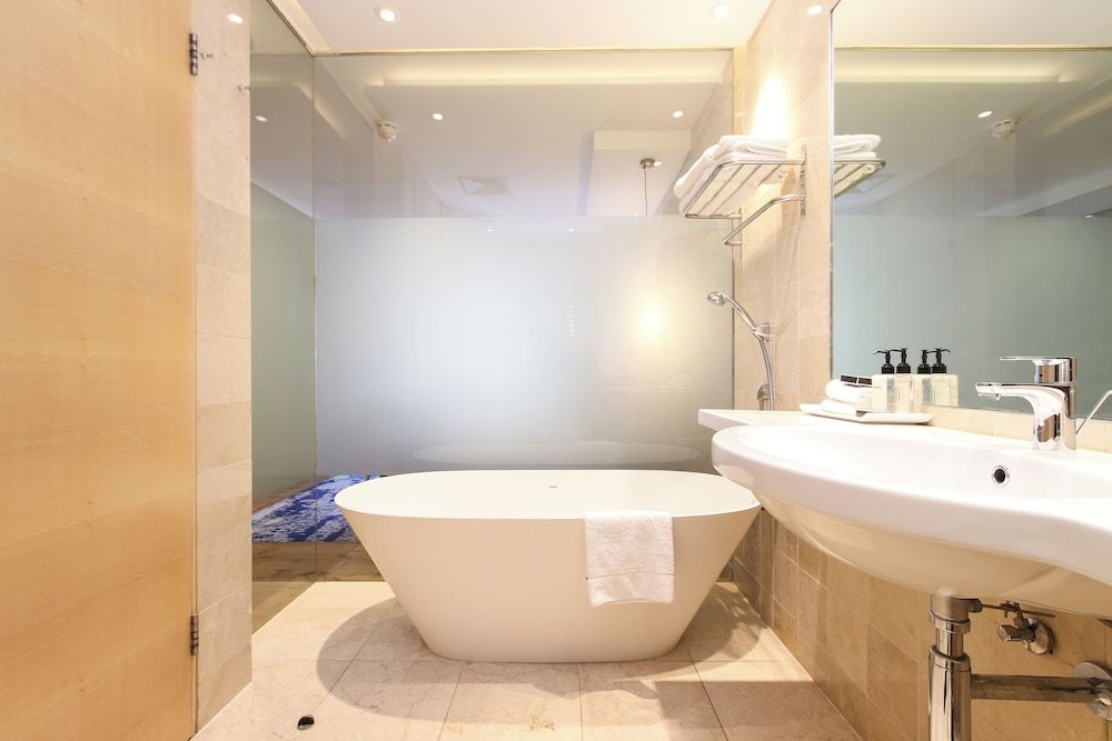 Vineyard Hotel Superior Room, 1 King Bed, Mountain View 4