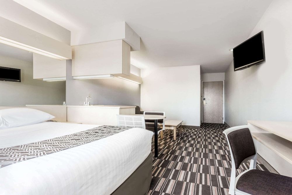 Suite, 1 Queen Bed with Sofa bed, Non Smoking