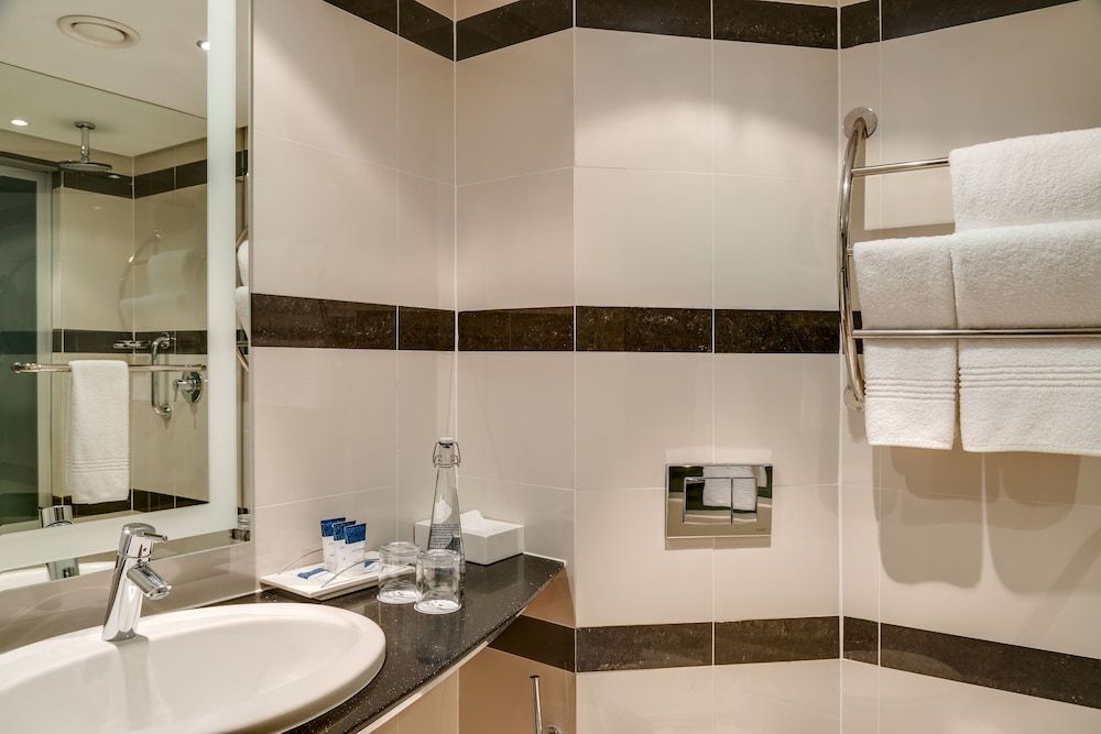 Garden Court Victoria Junction Standard King or Twn Room 11