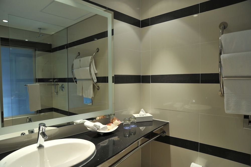 Garden Court Victoria Junction Standard King or Twn Room 9