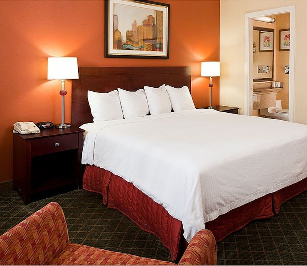 Hotel Boston One Queen Bed, Handicap Accessible, Refrigerator & Microwave 2