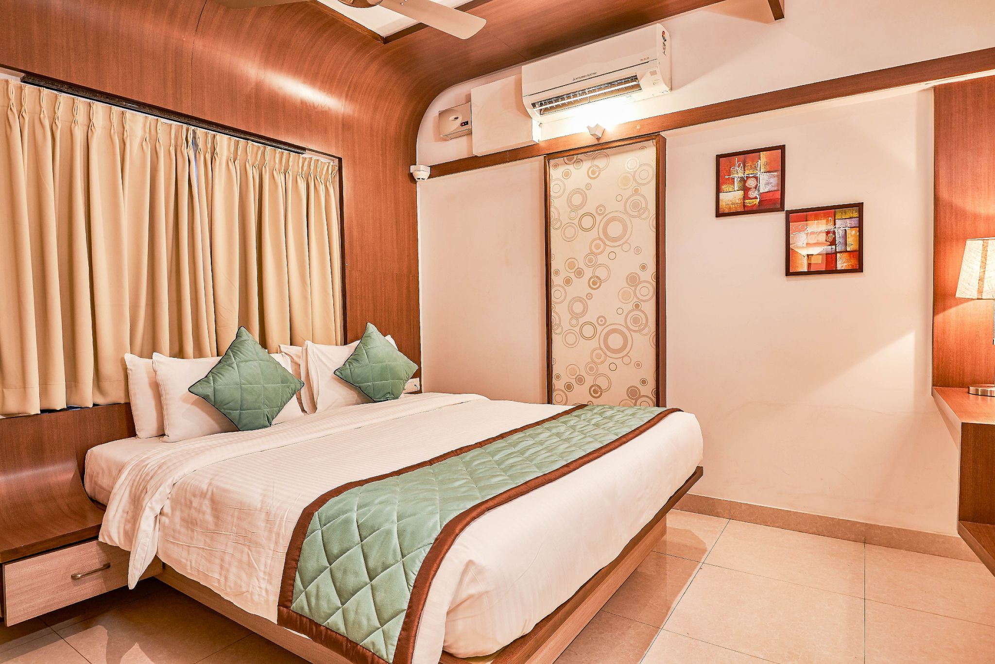 White Castle Superior Room 4