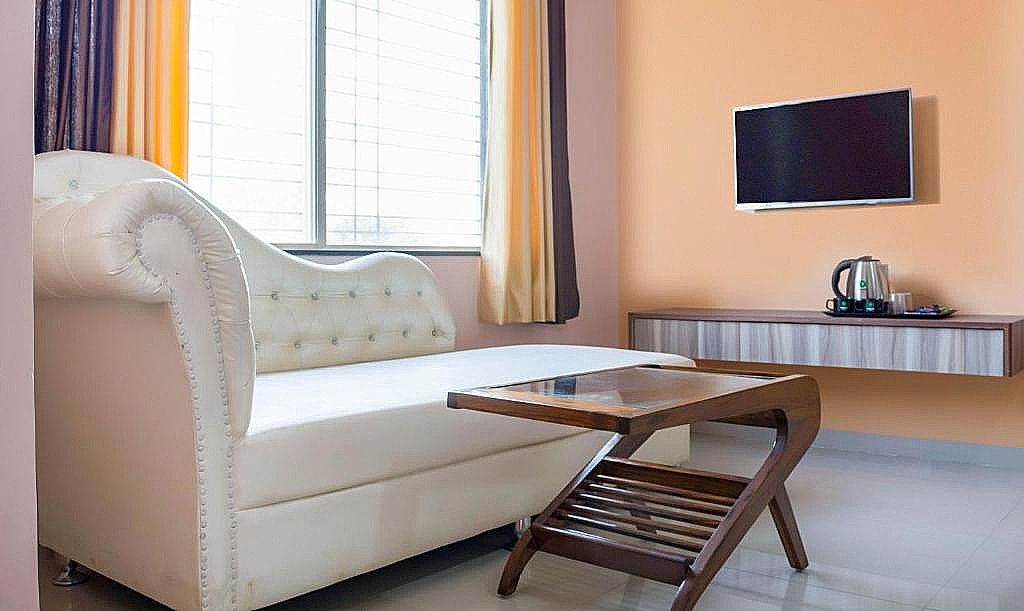 Treebo Naunidh Suites Deluxe Double Room 8