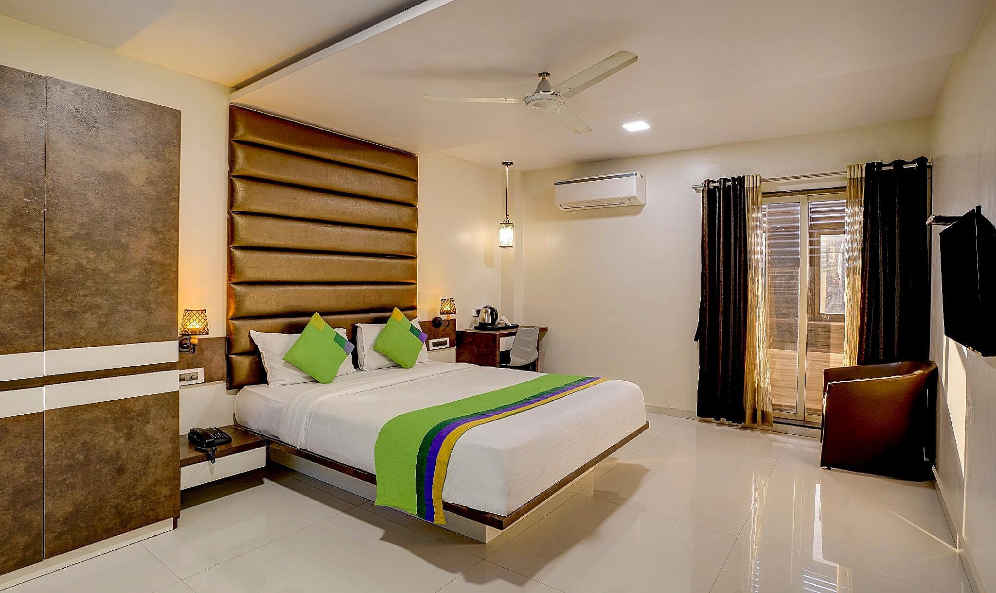 Treebo Blue Moon Powai Premium Double Room 3