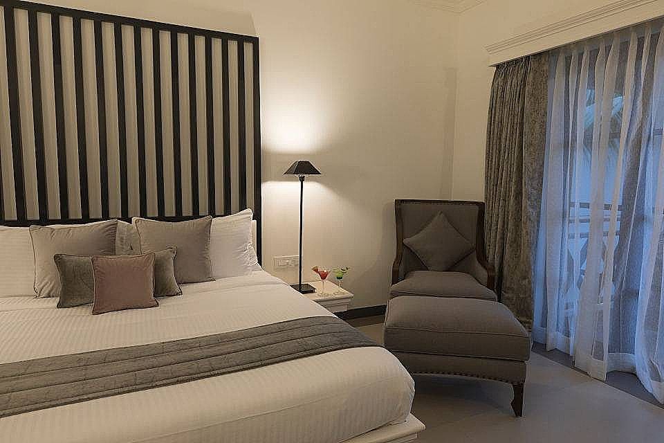 Luxury Room with 1 King Bed and Pool View