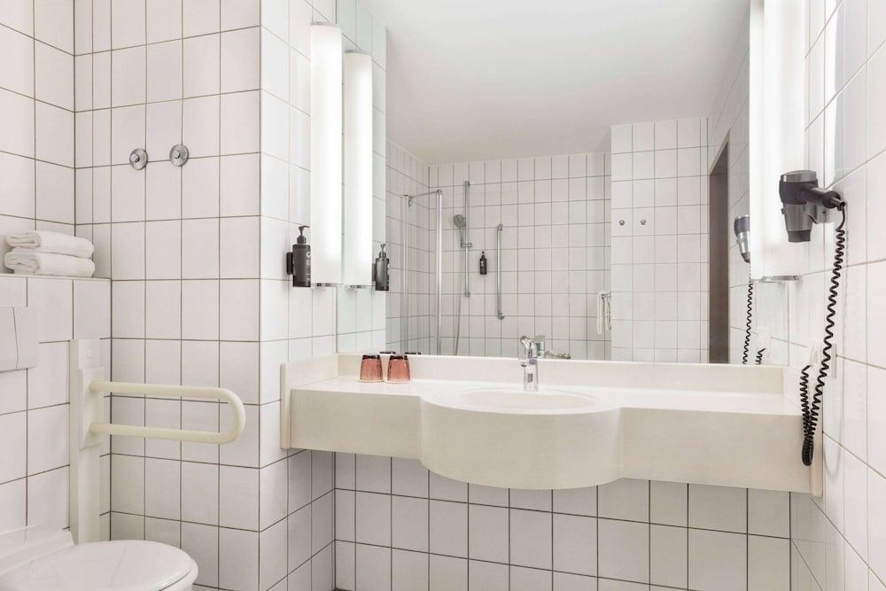 Vienna House Easy by Wyndham Limburg Comfort Room, Accessible 5