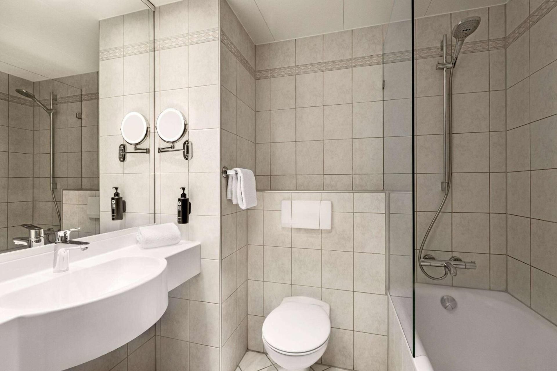 Vienna House Easy by Wyndham Coburg Lounge Room 3