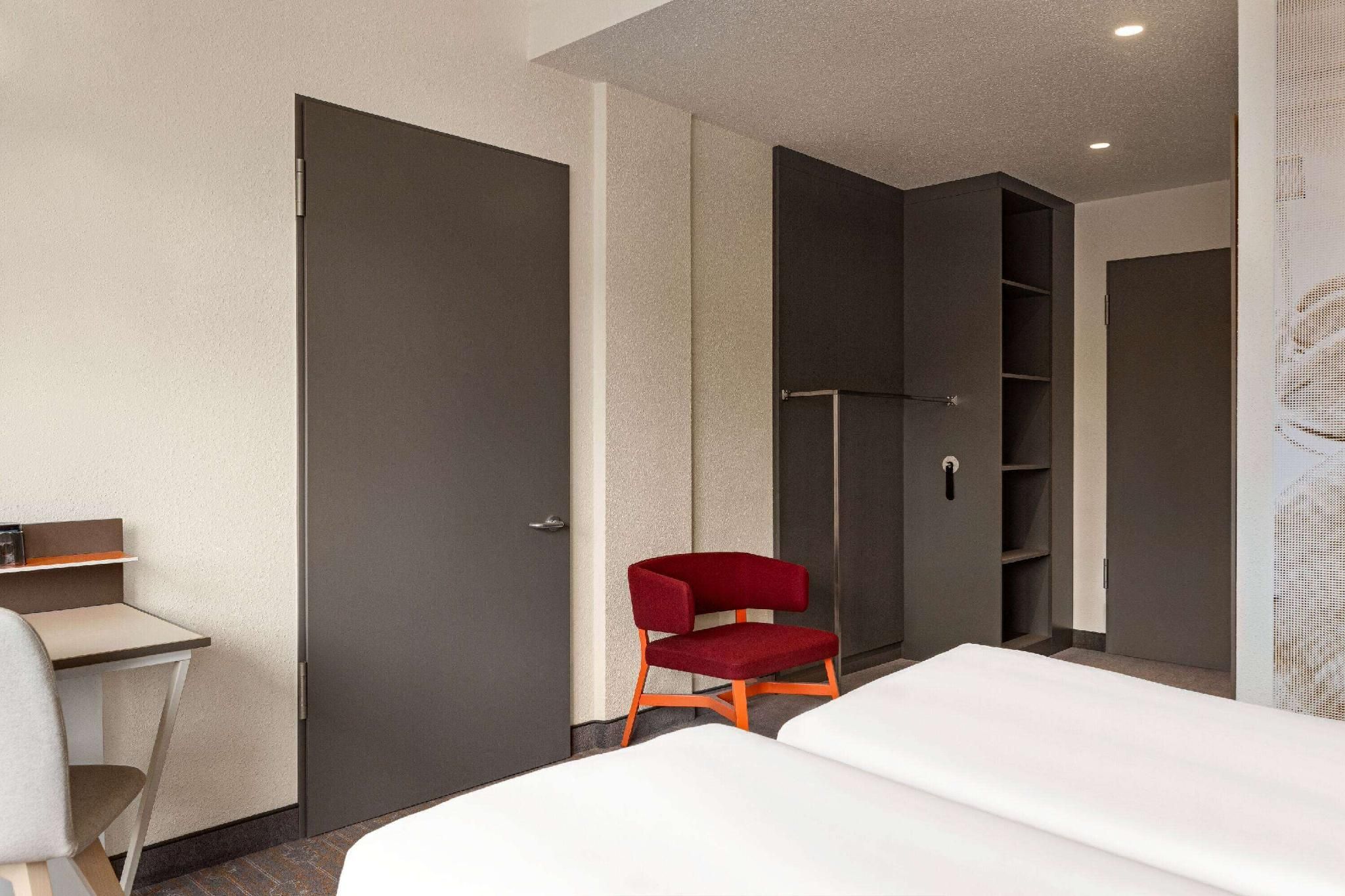 Vienna House Easy by Wyndham Coburg Comfort Accessible Room 3