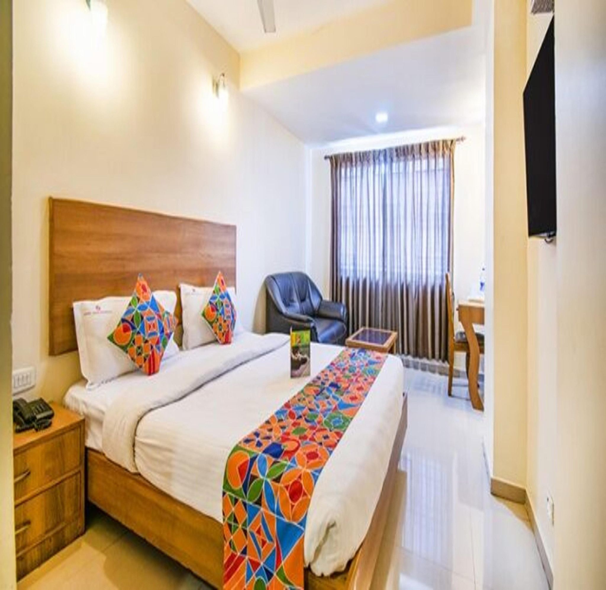 FabHotel Jansi Deluxe Deluxe Double Room 2