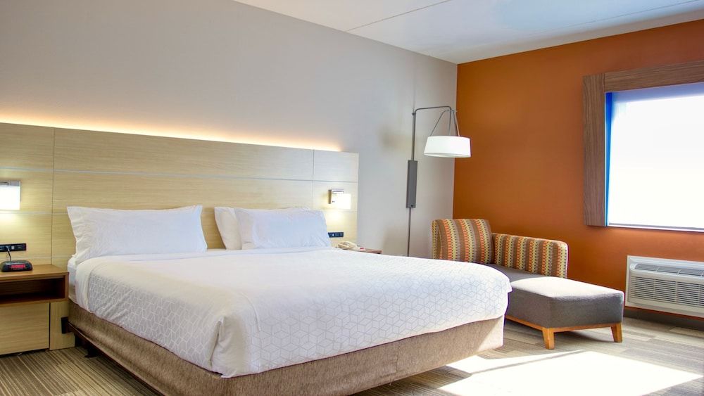 Standard Room, 1 King Bed, Accessible (Mobility, Roll-In Shower)