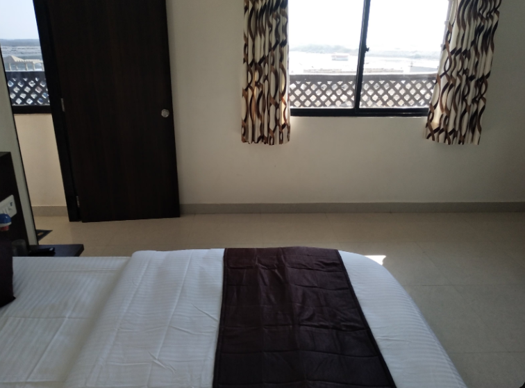 Hotel Shree Vallabh Deluxe Room Air Conditioning 3