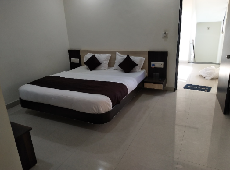 Hotel Shree Vallabh Deluxe Room Air Conditioning 2