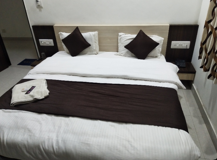 Hotel Shree Vallabh Deluxe Room Air Conditioning