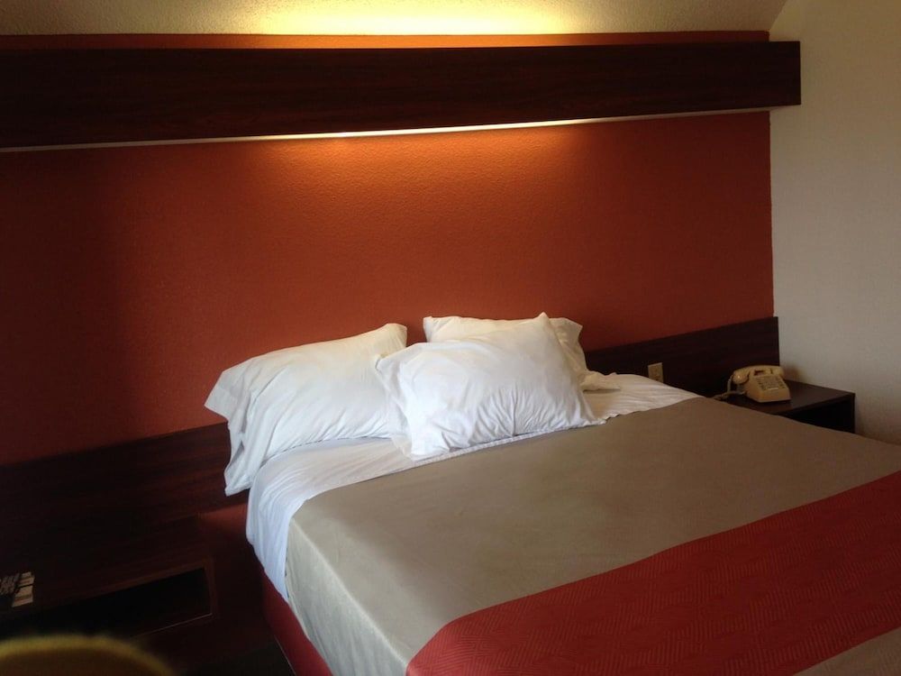 Standard Room, 1 Queen Bed, Accessible, Smoking