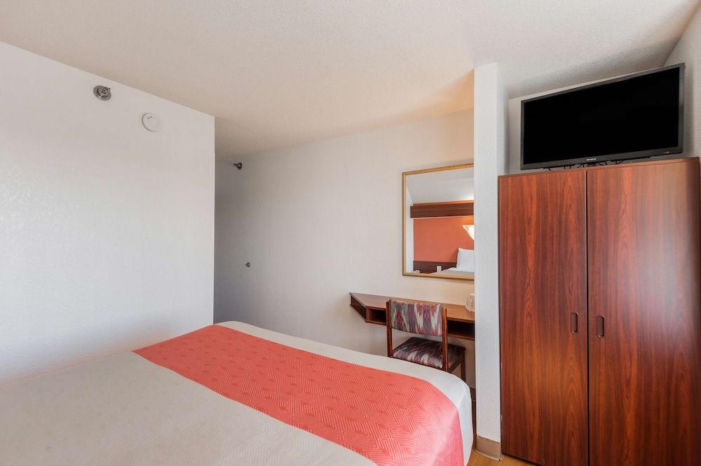 Standard Room, 1 Queen Bed, Accessible, Smoking