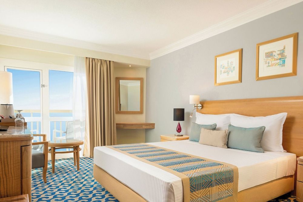 Suite, 1 King Bed (Coral)