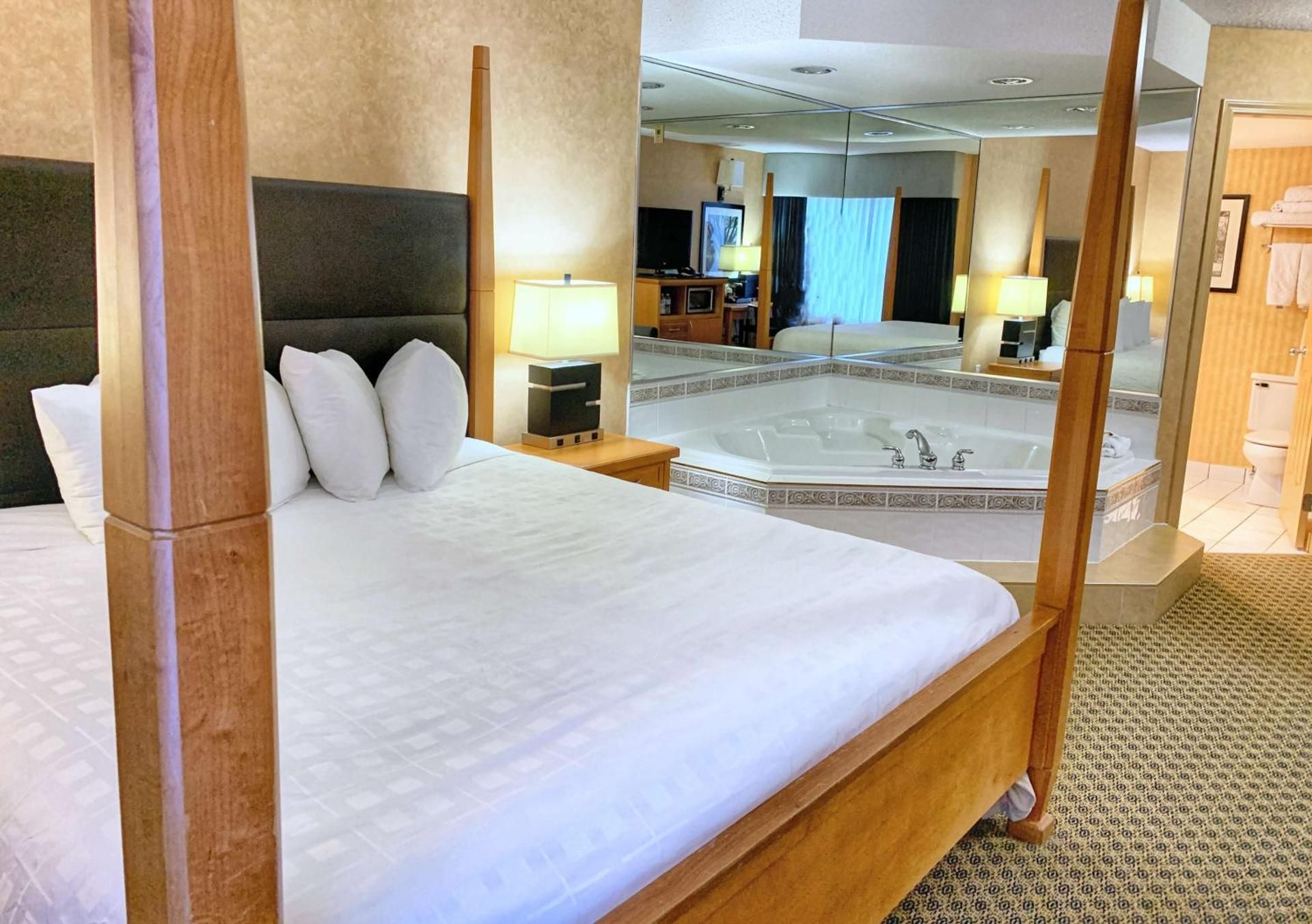 Suite - 1 King Bed, Nonsmoking, Romance Suite, Large Jacuzzi
