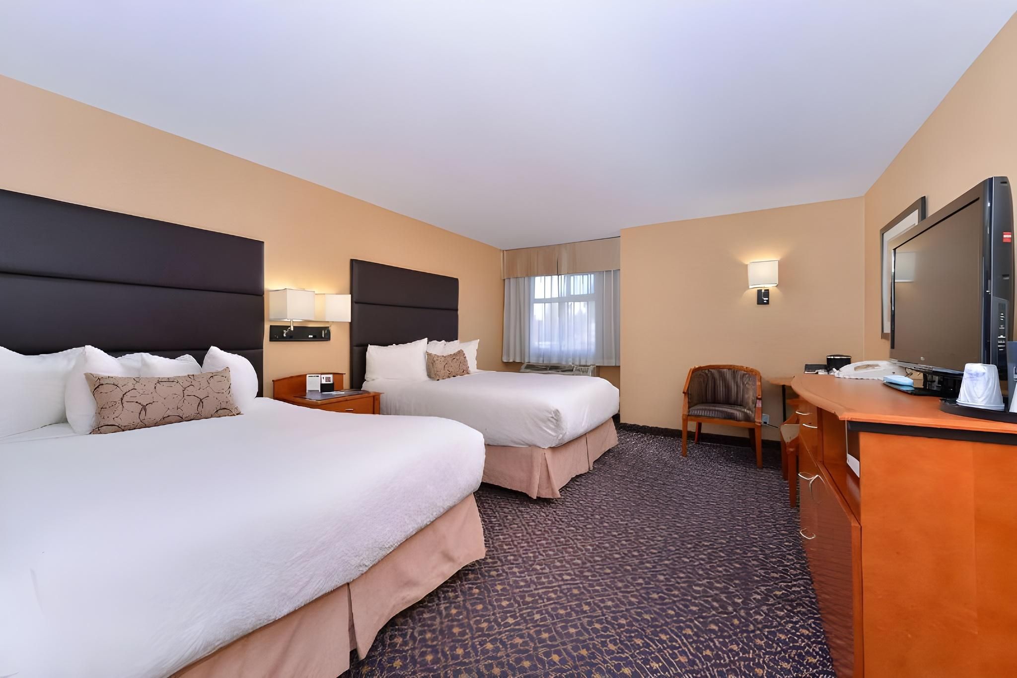 Suite - 4 Queen Beds, Nonsmoking, Grande Family Oversized Rooms