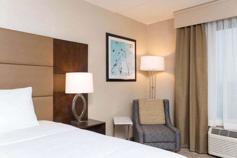 Suite, 1 Queen Bed, Accessible, Non Smoking (Mobility & Hearing, Roll-in Shower)