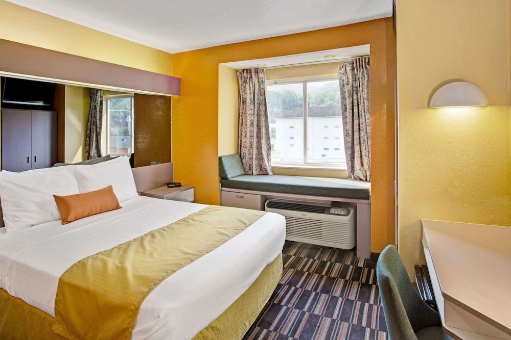Standard Room, 1 Queen Bed
