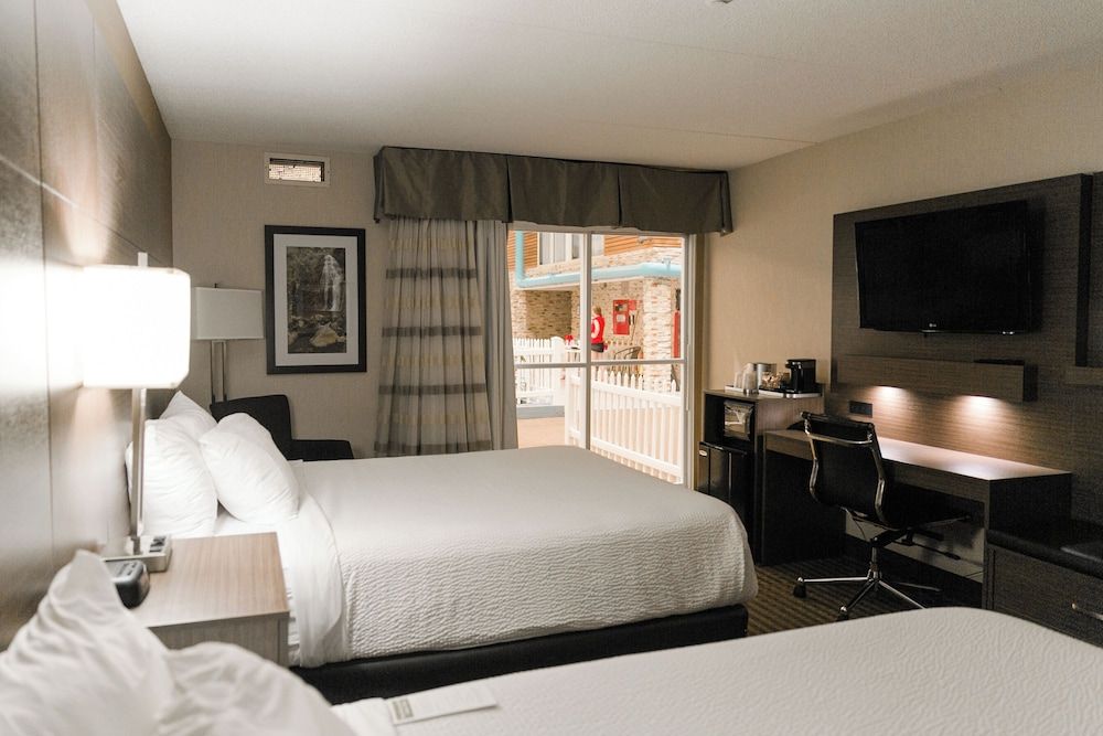 Superior Inn Hotel and Conference Centre Thunder Bay Standard Room, 2 Queen Beds, Pool View 4