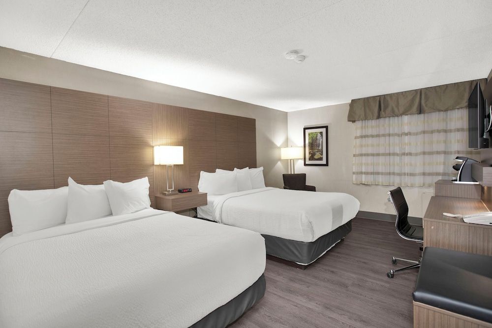 Superior Inn Hotel and Conference Centre Thunder Bay Standard Room, 2 Queen Beds, Pool View 2