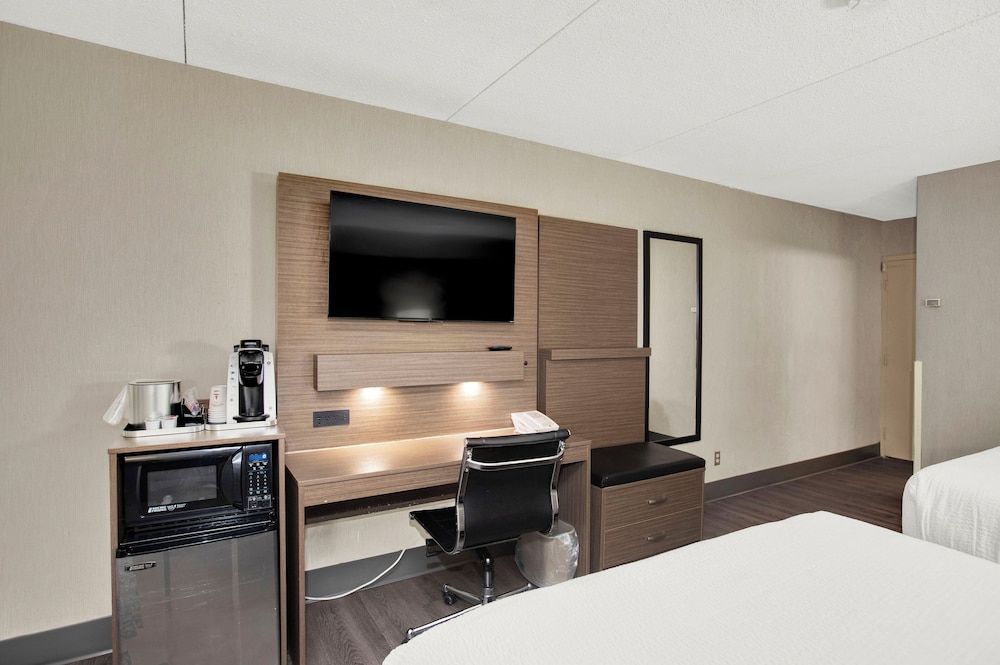 Superior Inn Hotel and Conference Centre Thunder Bay Standard Room, 2 Queen Beds, Pool View 8