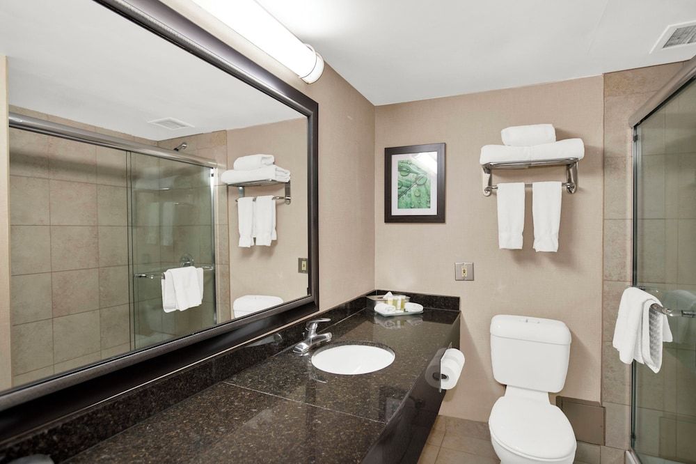 Superior Inn Hotel and Conference Centre Thunder Bay Standard Room, 2 Queen Beds, Pool View 6