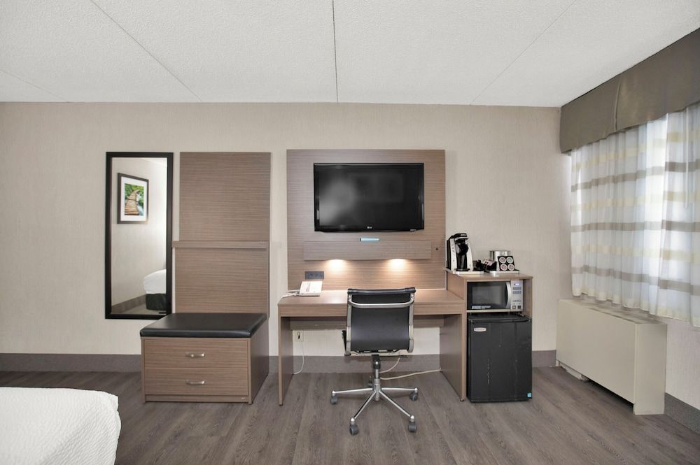 Superior Inn Hotel and Conference Centre Thunder Bay Standard Room, 1 King Bed 5